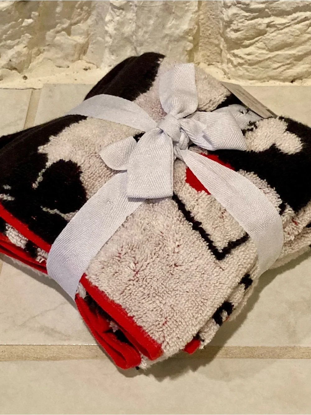 NWT Perfect Touch 4 pc 100% cotton, zero twist wash cloths- red black and white